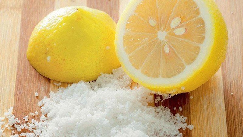 Làm sáng bạc 925 bằng muối + chanh
