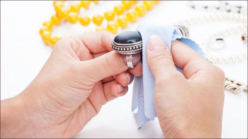 Thường xuyên vệ sinh trang sức bạc