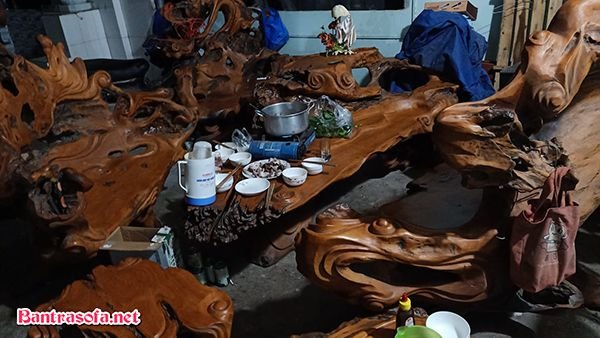 Đánh bóng gắn chân lf các công đoạn cuối cùng khi tìm cách làm bàn ghế gốc cây