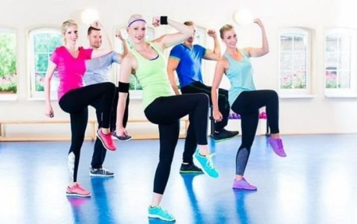 Đá gối là bài tập Aerobic giúp cho cơ bụng của người tập được làm nóng