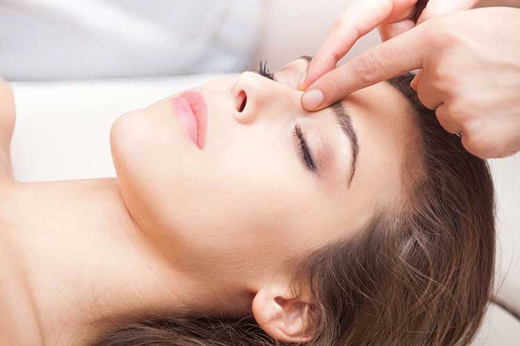 Phương pháp bấm huyệt vừa là cách giảm đau đầu vừa là cách giải tỏa khó chịu, bực bội khi bị đau đầu xảy ra 