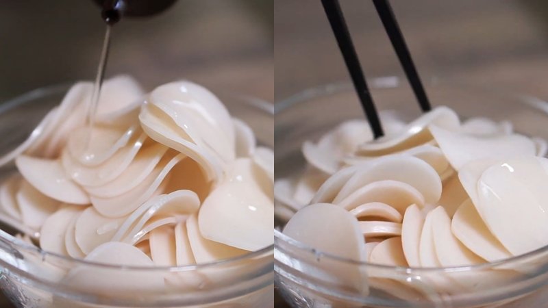 Trộn bánh phồng tôm với một ít dầu ăn