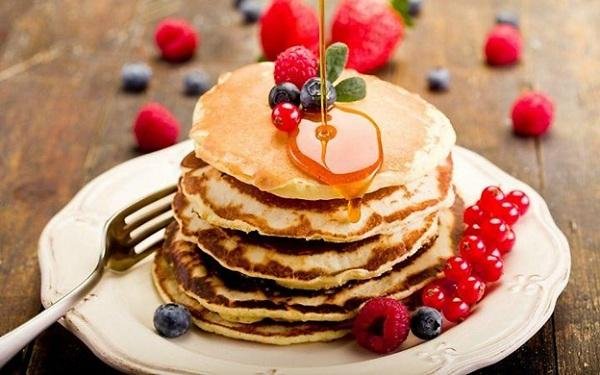 Bánh kếp có thể ăn kèm với syro, mật ong, mứt hoa quả Bánh kếp có thể ăn kèm với syro, mật ong, mứt hoa quả