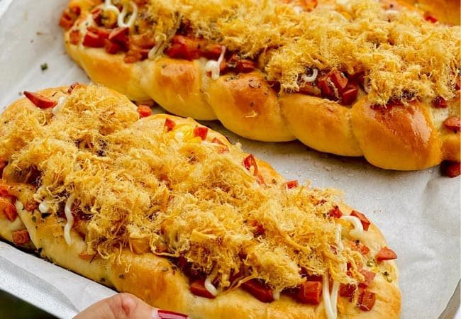 Món bánh mì kẹp xúc xích chà bông Món bánh mì kẹp xúc xích chà bông