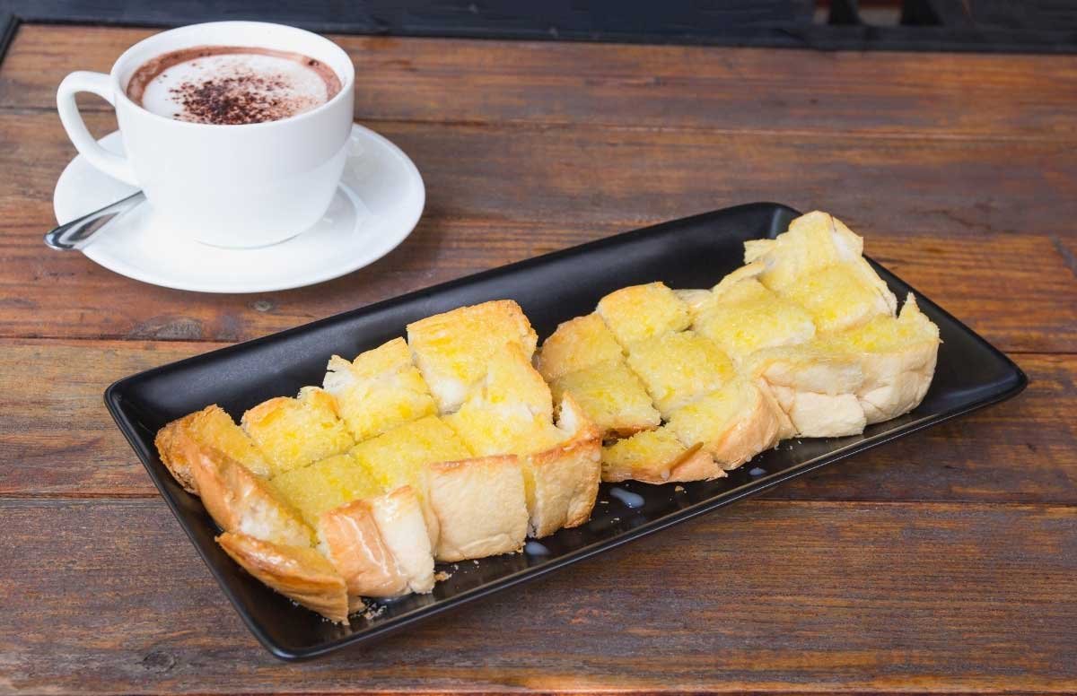Hoàn thành món bánh mì nướng bơ đường bằng chảo, không cần dùng lò nướng