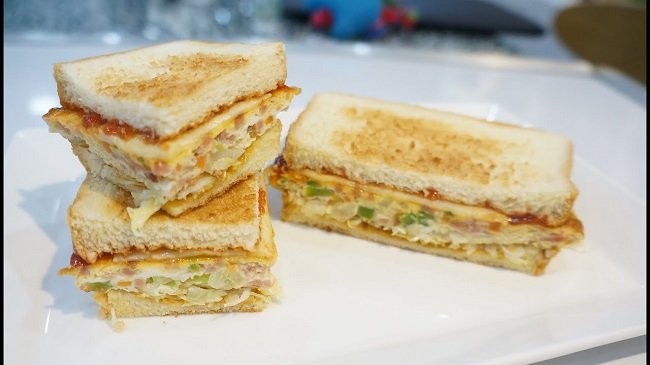 Thưởng thức bánh mì sandwich kẹp trứng xúc xích ngon tuyệt cú mèo Thưởng thức bánh mì sandwich kẹp trứng xúc xích ngon tuyệt cú mèo