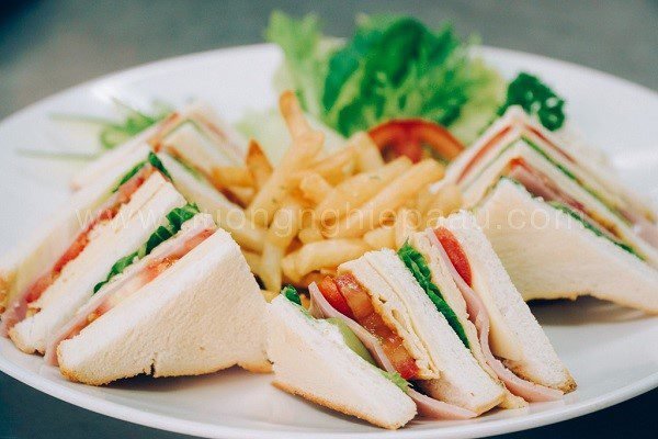 bánh mì sandwich kẹp trứng