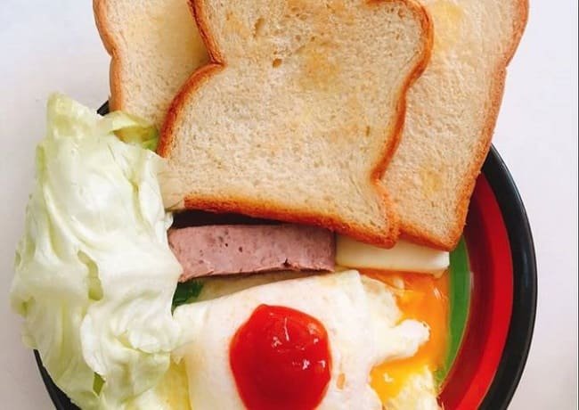 Món bánh mì kẹp trứng ốp la