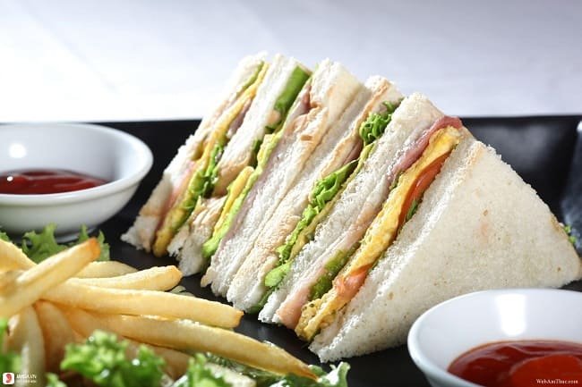 Món bánh mì sandwich kẹp trứng