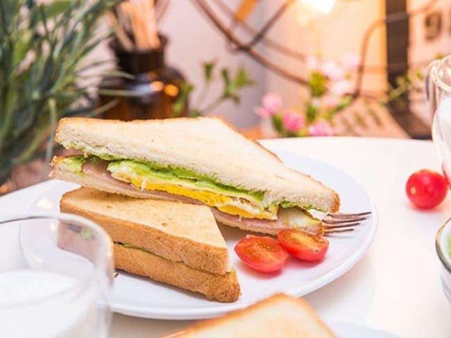 Bánh mì kẹp trứng xúc xích Bánh mì kẹp trứng xúc xích