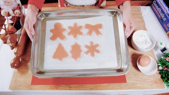 cho bánh vào khay nướng