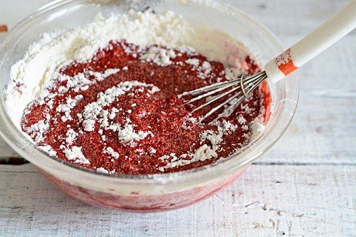 Hỗn hợp bánh red velvet với màu đỏ đặc trưng