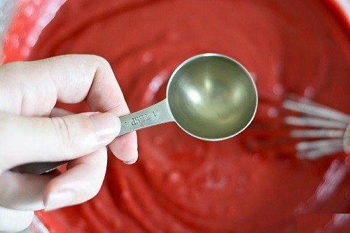 Thêm 1 chút giấm làm bánh red velvet