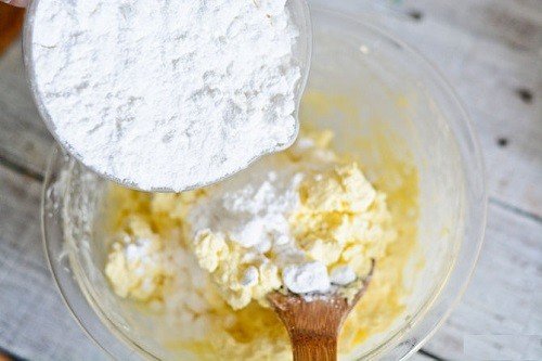 Thêm đường vào làm kem bánh red velvet