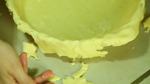 Cho bột bánh vào khuôn