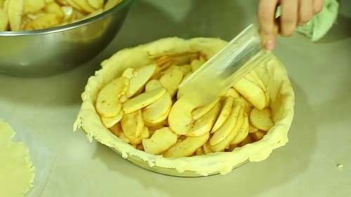 Cho nhân vào khuôn bánh táo nướng