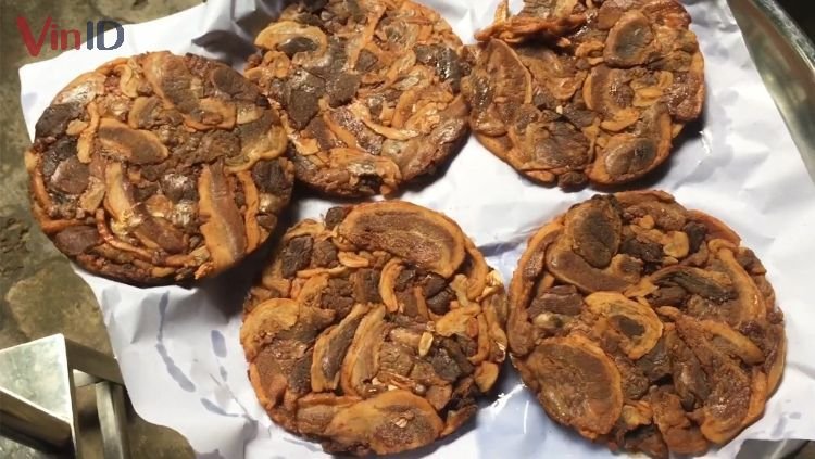 Bánh tóp mỡ Cắt thịt thành lát nhỏ