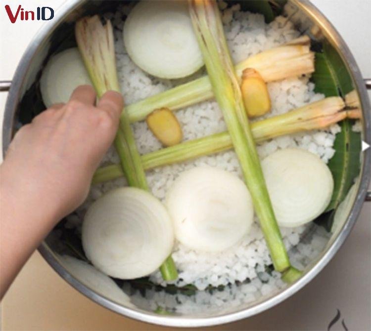 Trải nguyên liệu đều mặt muối
