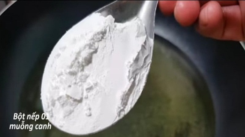 Cho 1 muỗng canh bột nếp hoặc bột năng vào dầu trước khi chiên Cho 1 muỗng canh bột nếp hoặc bột năng vào dầu trước khi chiên