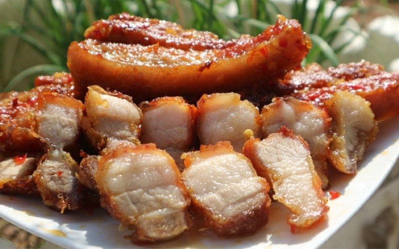 Thưởng thức thịt heo quay chiên giòn Thưởng thức thịt heo quay chiên giòn