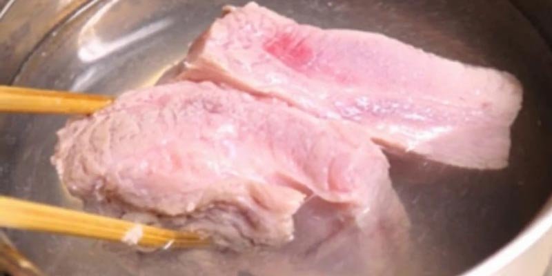 Chần sơ heo để làm lợn giả bò khô