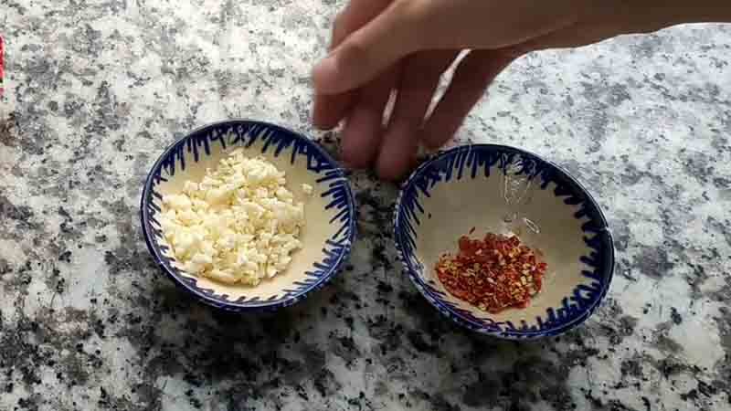 Cắt nhỏ tỏi và ớt khô Cắt nhỏ tỏi và ớt khô