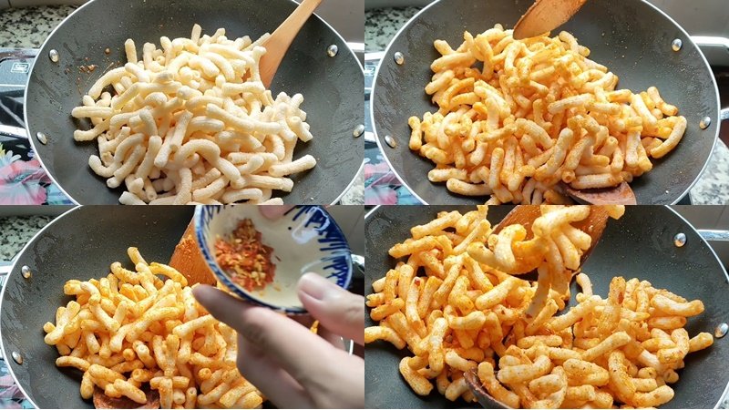 Chiên đến khi nui ráo và thấm đều nước sốt Chiên đến khi nui ráo và thấm đều nước sốt
