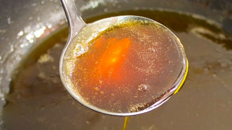 Sử dụng nồi chảo có đế dày, màu sáng để thắng nước đường Sử dụng nồi chảo có đế dày, màu sáng để thắng nước đường