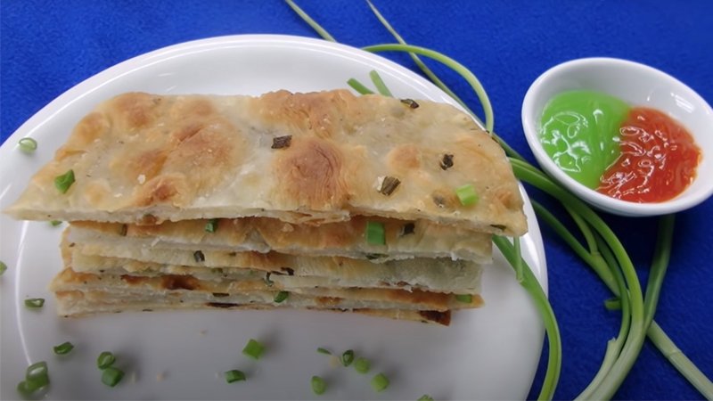 Món bánh hành thơm giòn ăn rất ngon và lạ miệng