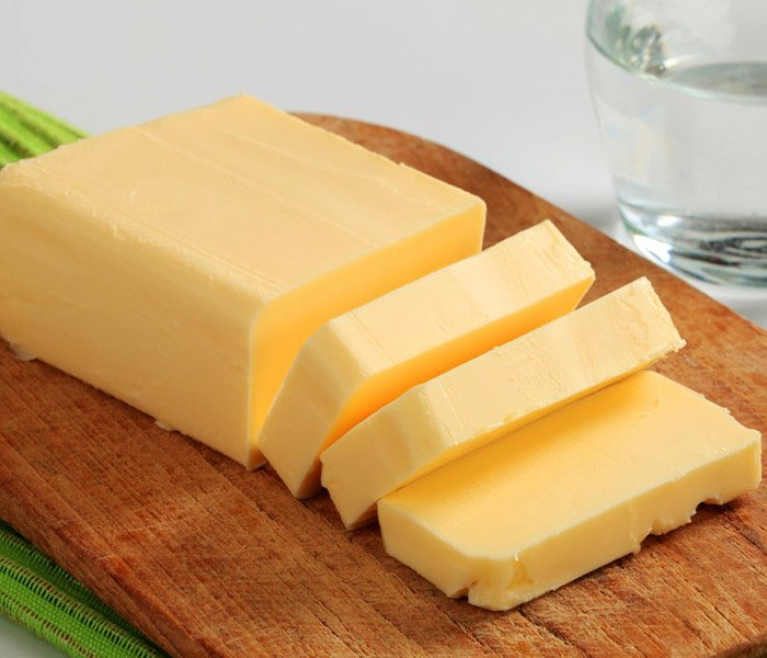 Bơ sẽ giúp món khô mực chiên nước mắm béo ngậy, ngọt thơm
