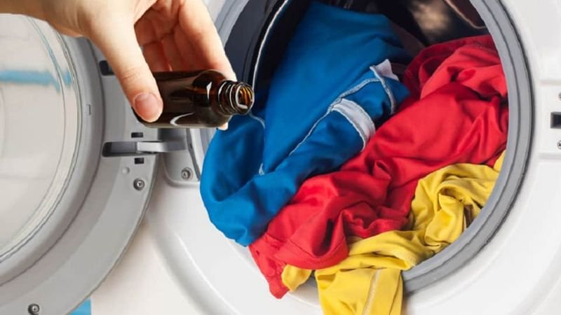 Nhỏ giọt tinh dầu lên quần áo Nhỏ giọt tinh dầu lên quần áo