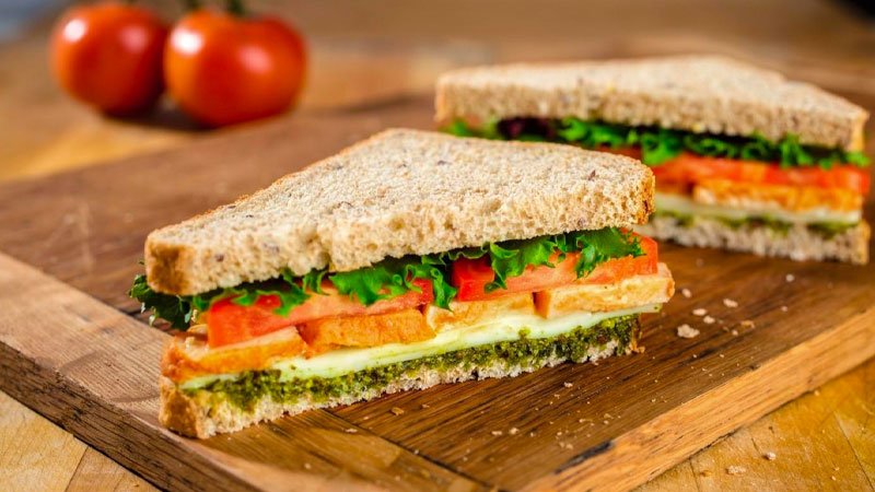 Thưởng thức bánh mì gối sandwich
