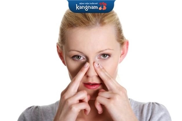 Thu nhỏ cánh mũi bằng cách bóp mũi