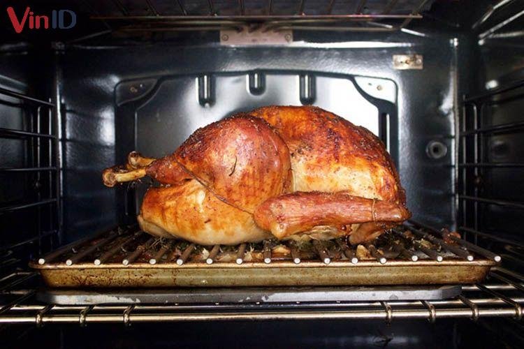 Quét nước sốt nhiều lần sẽ giúp thịt gà không bị khô, màu sắc đẹp 