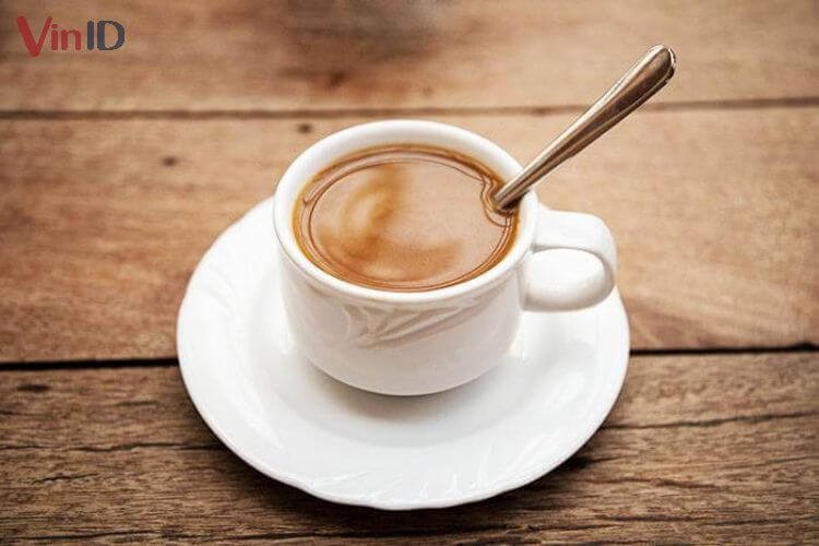 Pha cà phê sữa gói hòa tan nhanh chóng, tiện lợi Pha cà phê sữa gói hòa tan nhanh chóng, tiện lợi