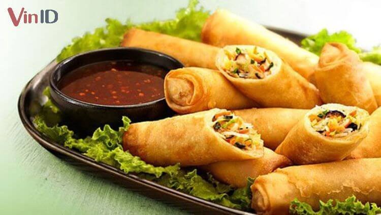 Nem chay với nhân được làm từ nấm, mang đến hương vị tươi ngọt