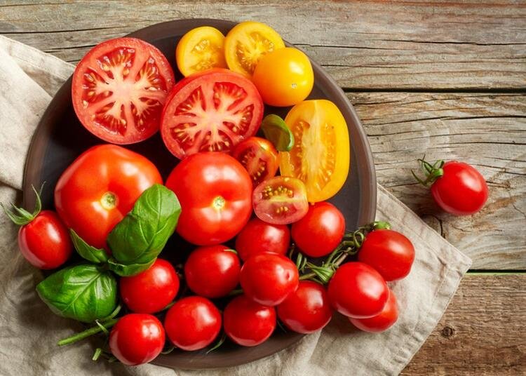 Trong cà chua có chứa nhiều dưỡng chất như vitamin C, canxi, magie,…nên có hiệu quả trong việc ngăn ngừa hình thành mảng bám. Từ đó hạn chế răng bị xỉn màu hay ố vàng. Ngoài ra, trong cà chua còn có nhiều vi chất có thể ngăn ngừa vi khuẩn có hại phát triển trong khoang miệng. Loại bỏ mùi hôi khó chịu và hỗ trợ nướu răng phát triển chắc khỏe.