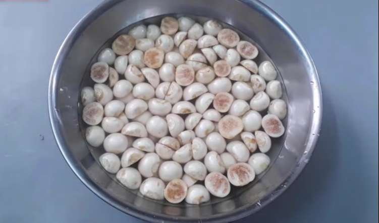 Ngâm cà pháo trong nước muối pha loãng