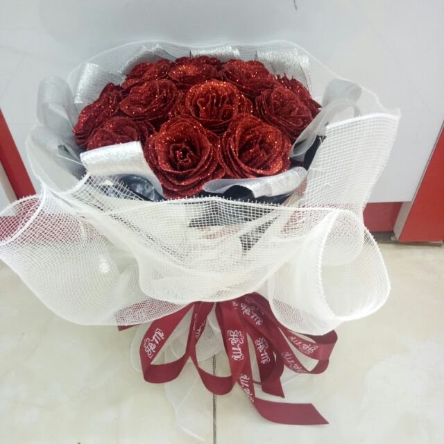 Gia cố hoa để làm thành bó hoa kim tuyến từ giấy đèn