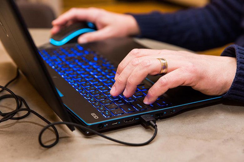 Lợi ích việc bật đèn bàn phím laptop Lợi ích việc bật đèn bàn phím laptop