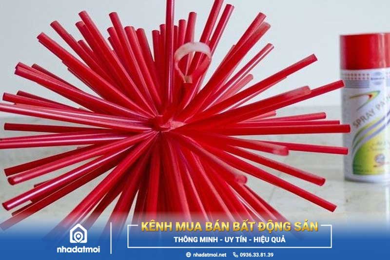 Sơn màu đỏ cho bông tuyết để khi trang trí được nổi bật