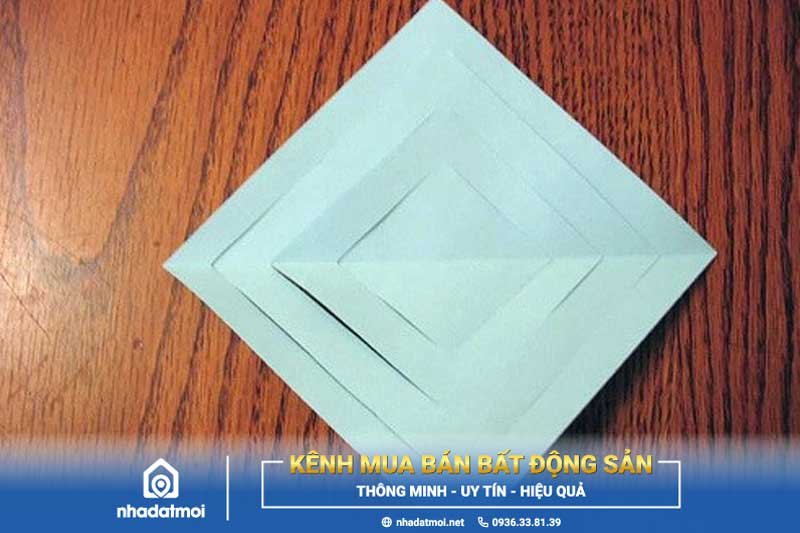 Hình ảnh sau khi mở tấm giấy hình vuông