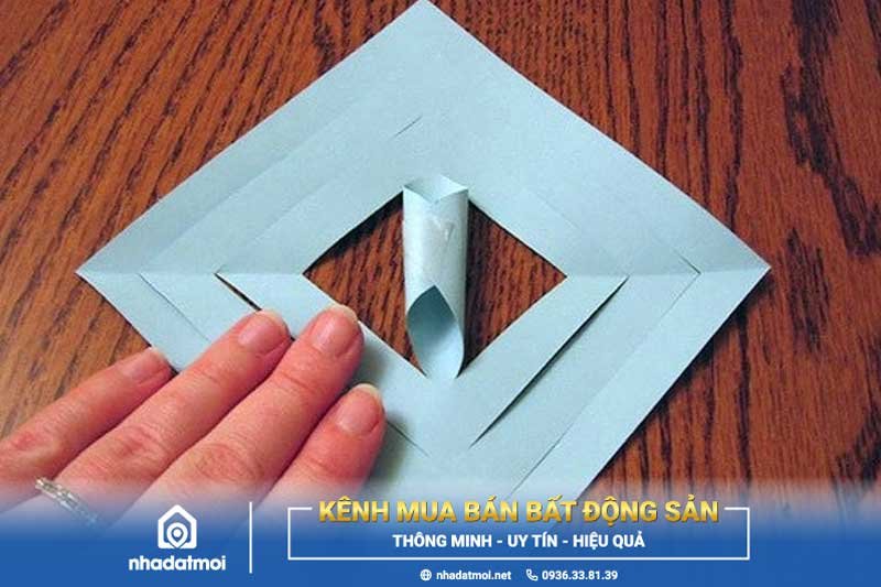 Bạn sử dụng băng dính để cố định hai đầu ống tròn