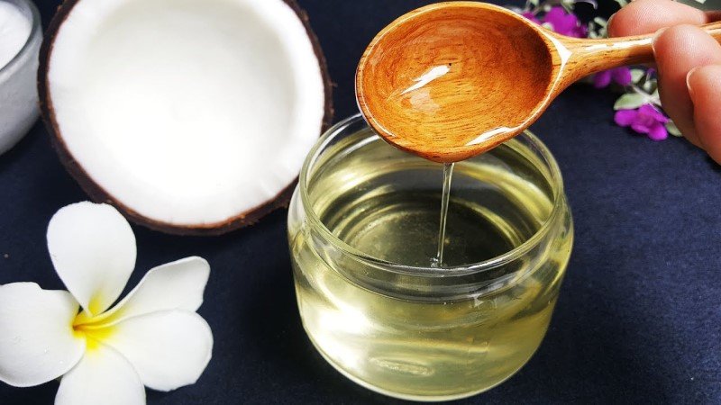 Sử dụng dầu dừa giúp móng tay nhanh dài và chắc khỏe hơn