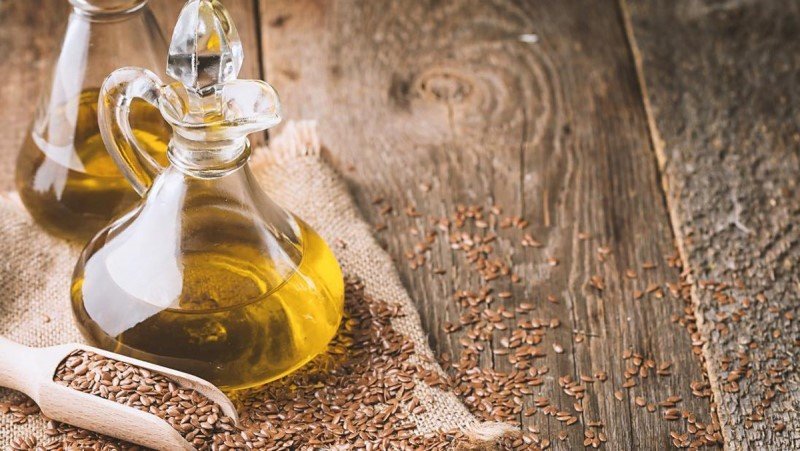 Dùng dầu hạt lanh giúp móng tay chắc khỏe và nhanh dài