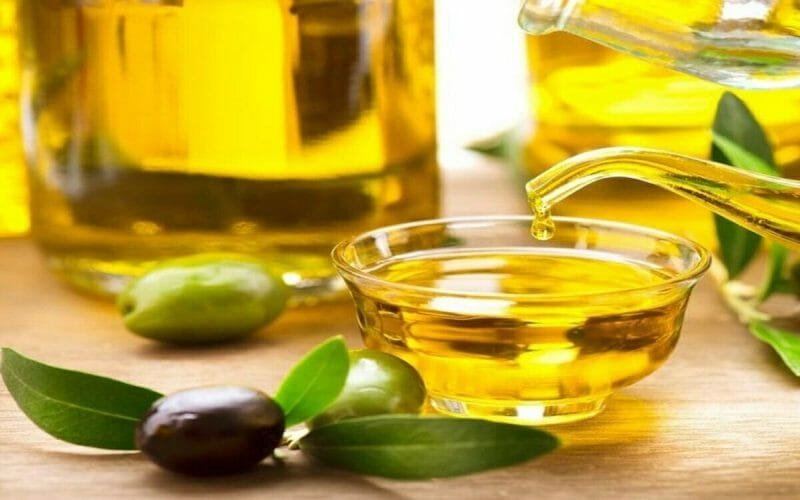 cách dưỡng tóc mềm mượt bằng dầu ô liu
