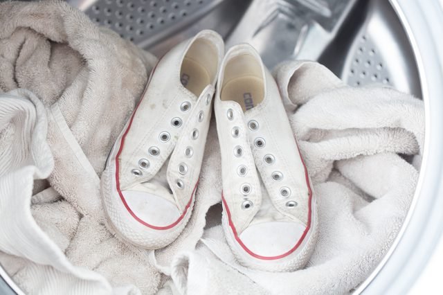 Giặt giày Converse bằng máy giặt