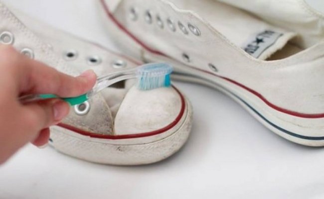 Giặt giày Converse với kem đánh răng