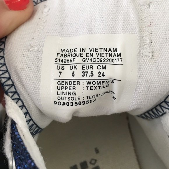 Kiểm tra nhãn mác giày Converse trước khi giặt