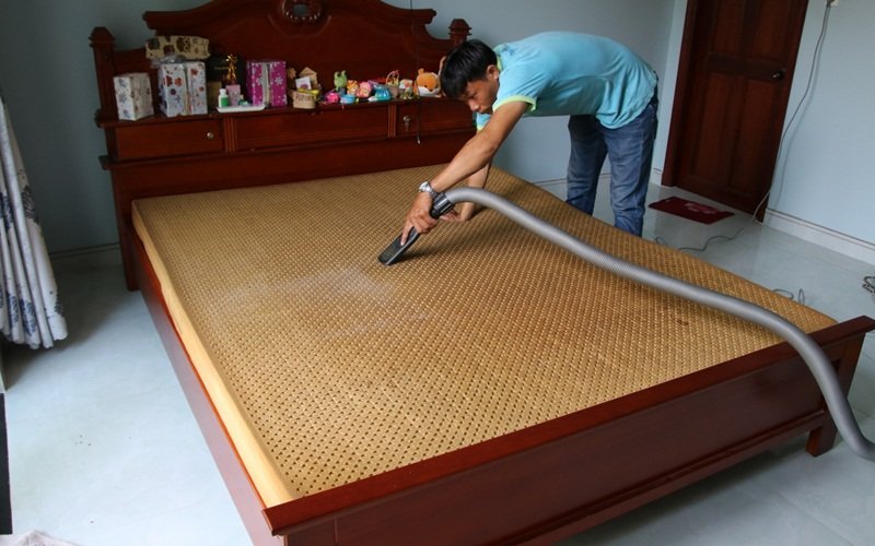 Khử mùi nệm cao su cũ bằng máy hút bụi